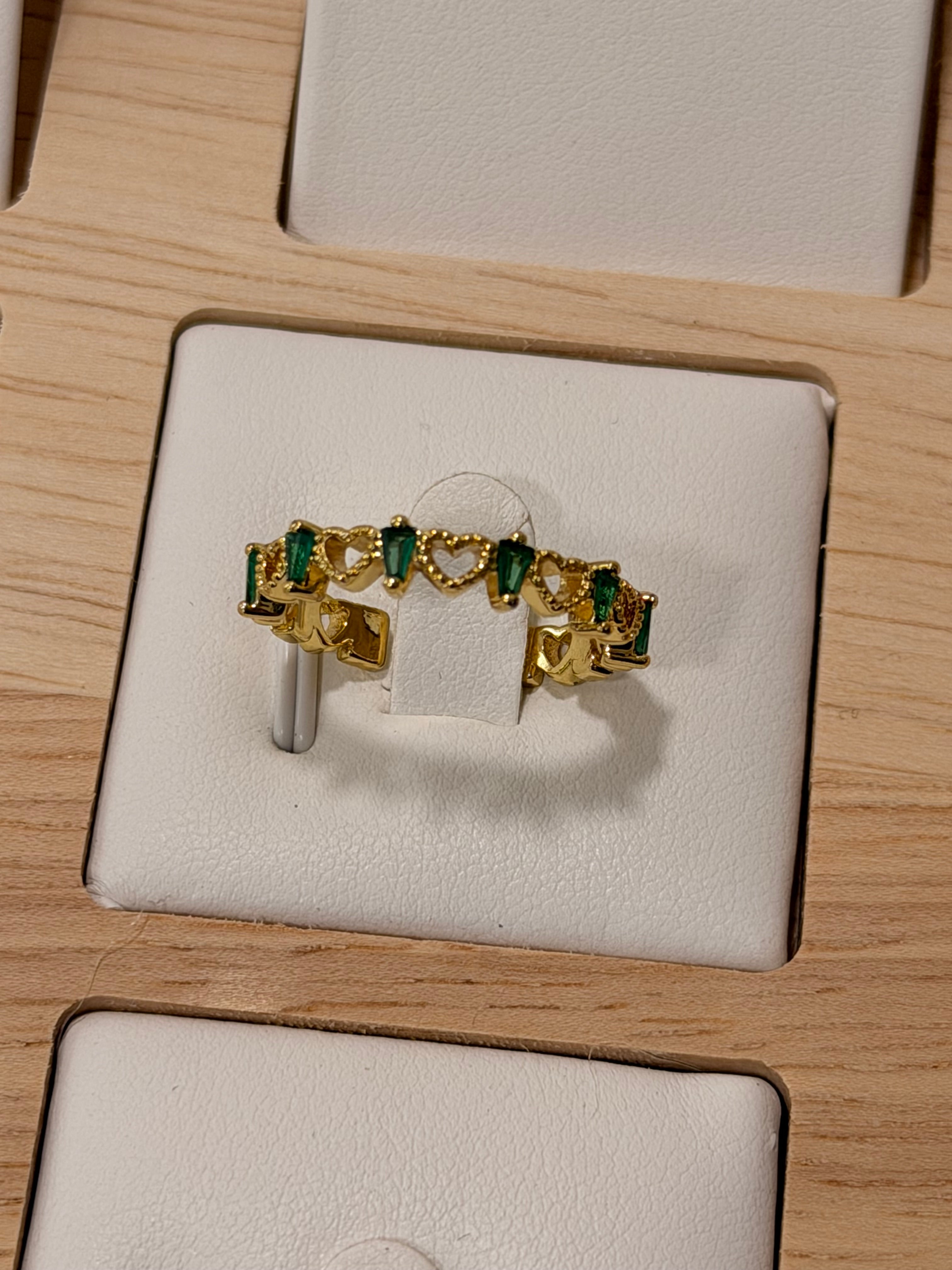 Anillo graduable esmeraldas y corazones