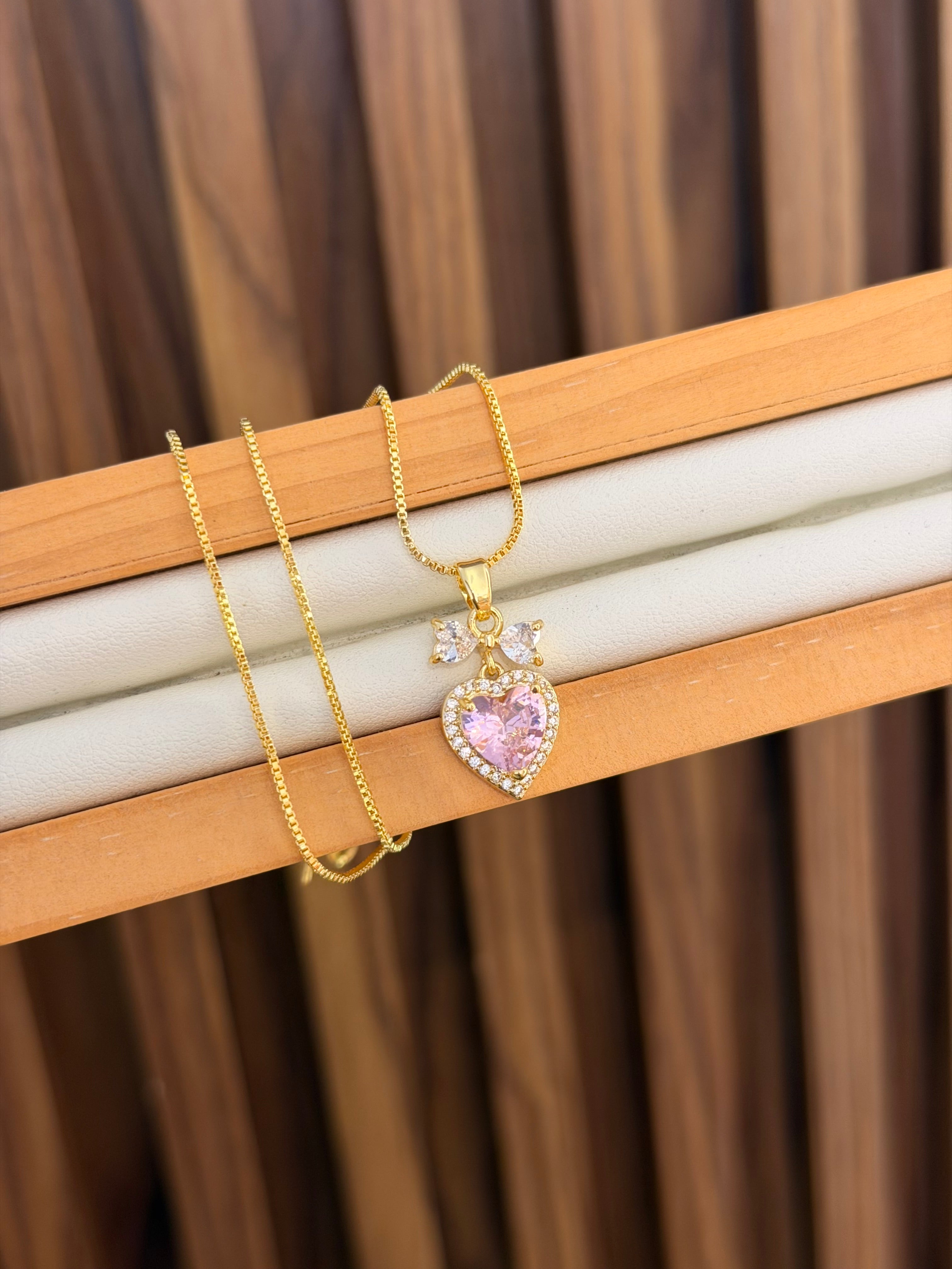Cadena corazón rosa y moño