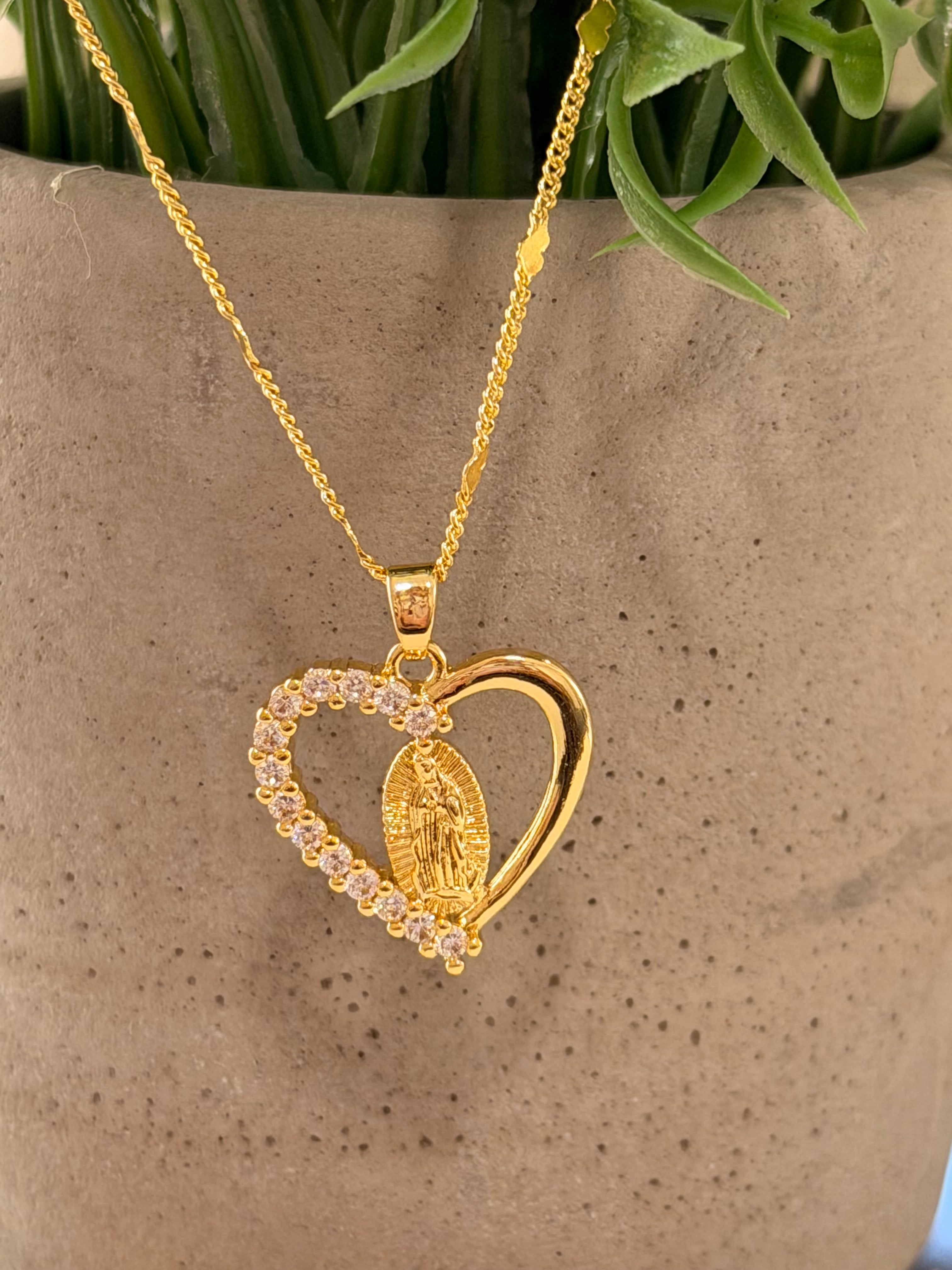 Cadena mitad corazón virgen