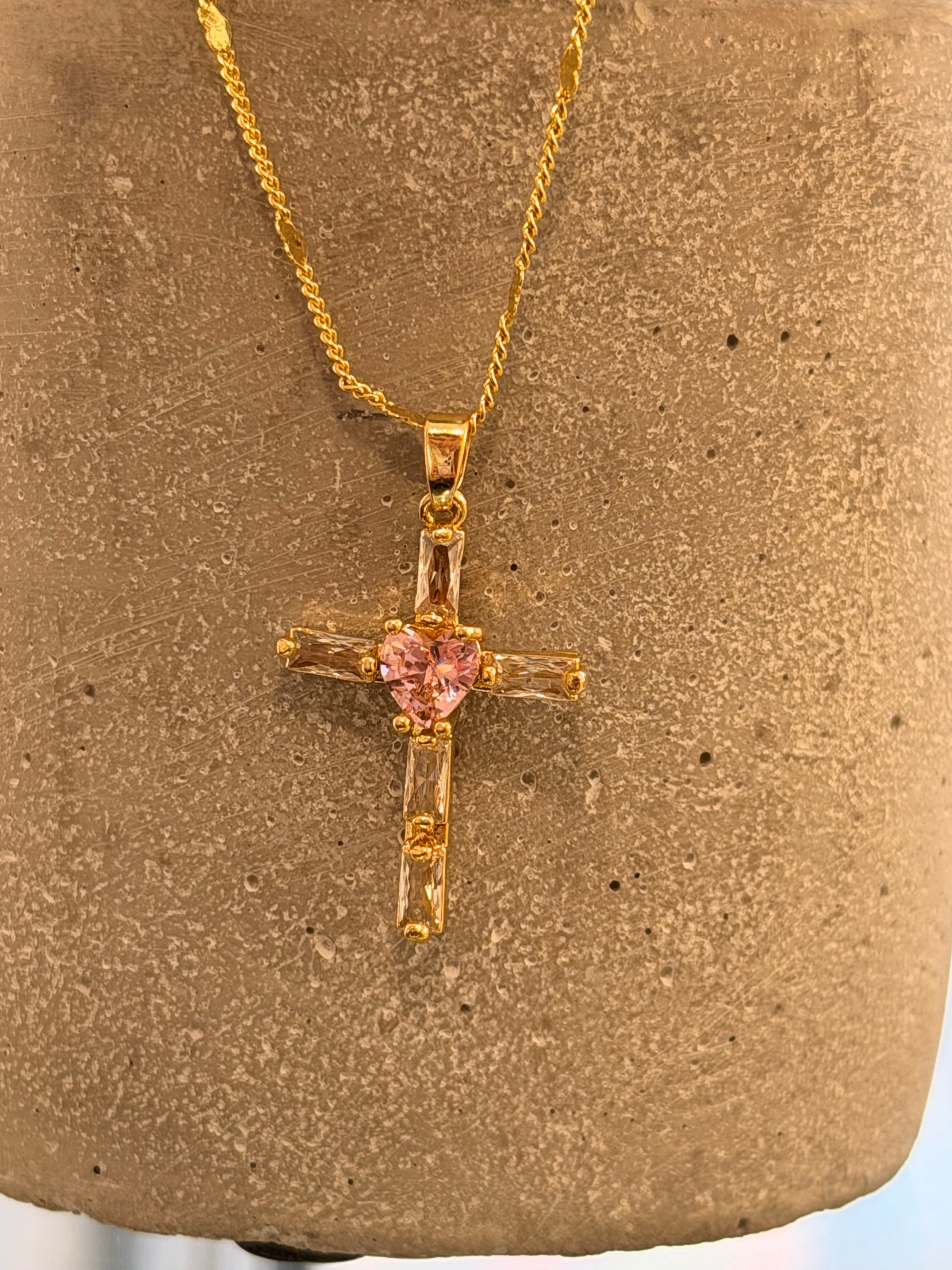 Cadena cruz corazón rosado