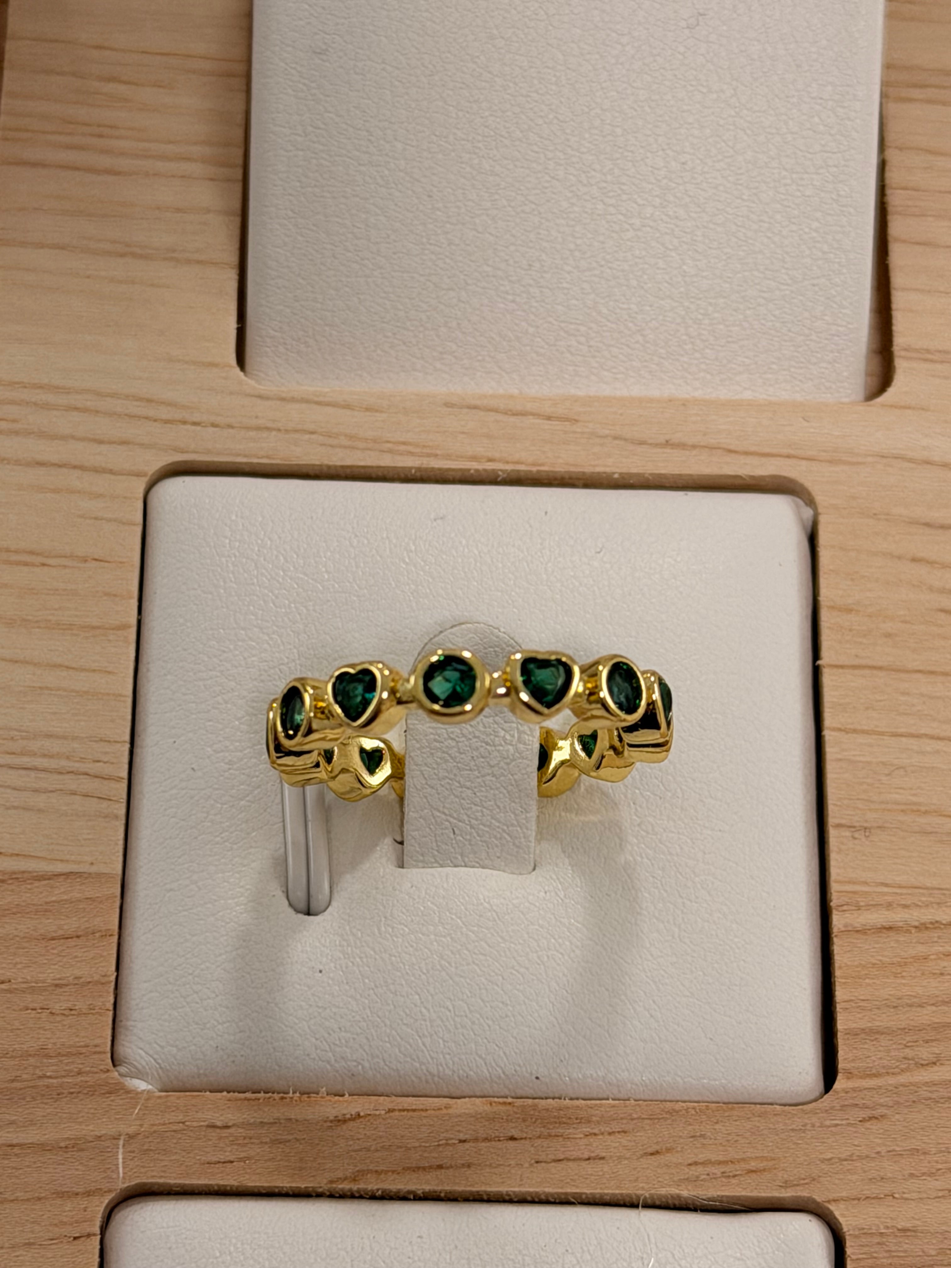 Anillo graduable esmeraldas corazones