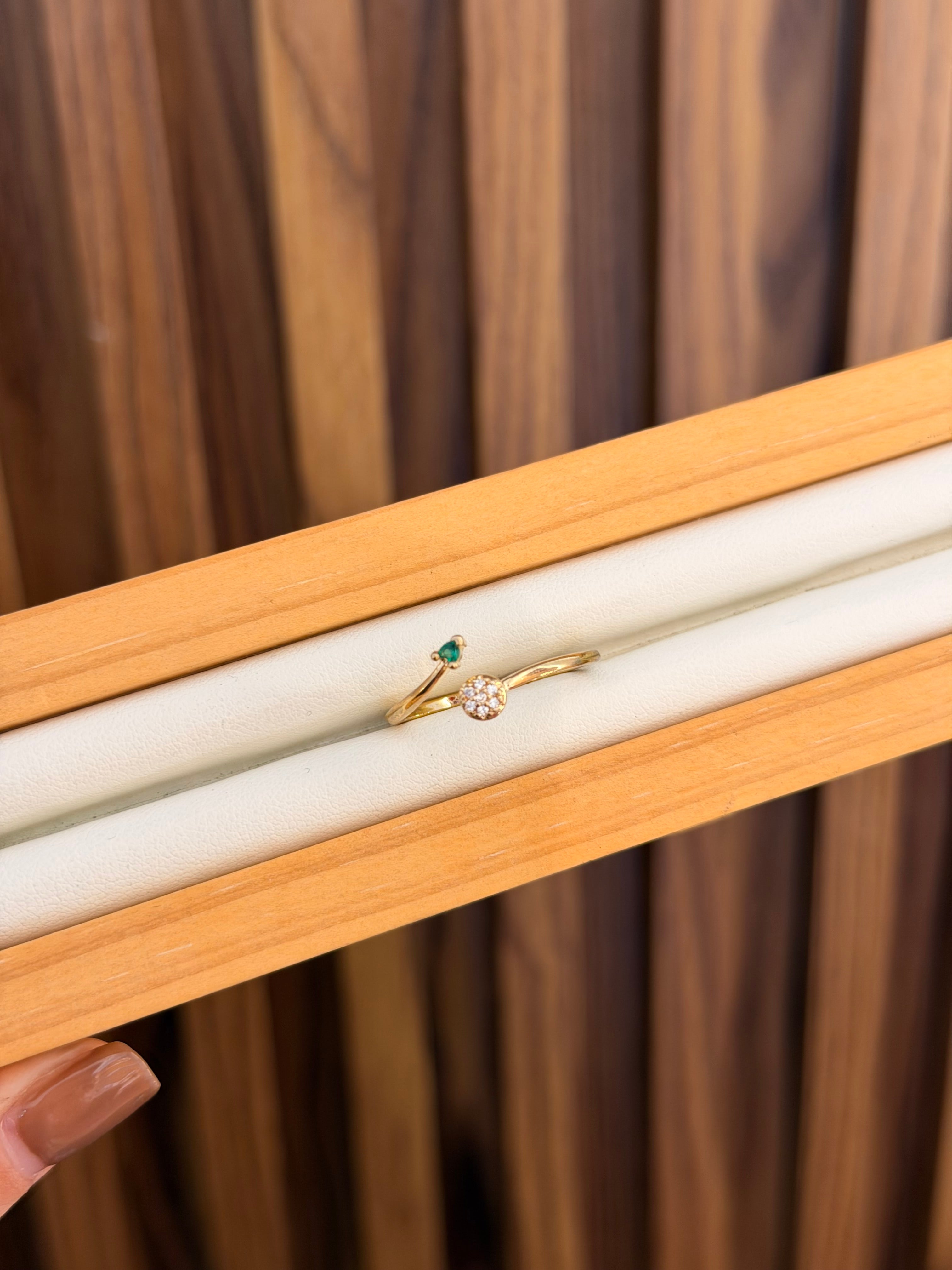 Anillo diamante y chispa esmeralda