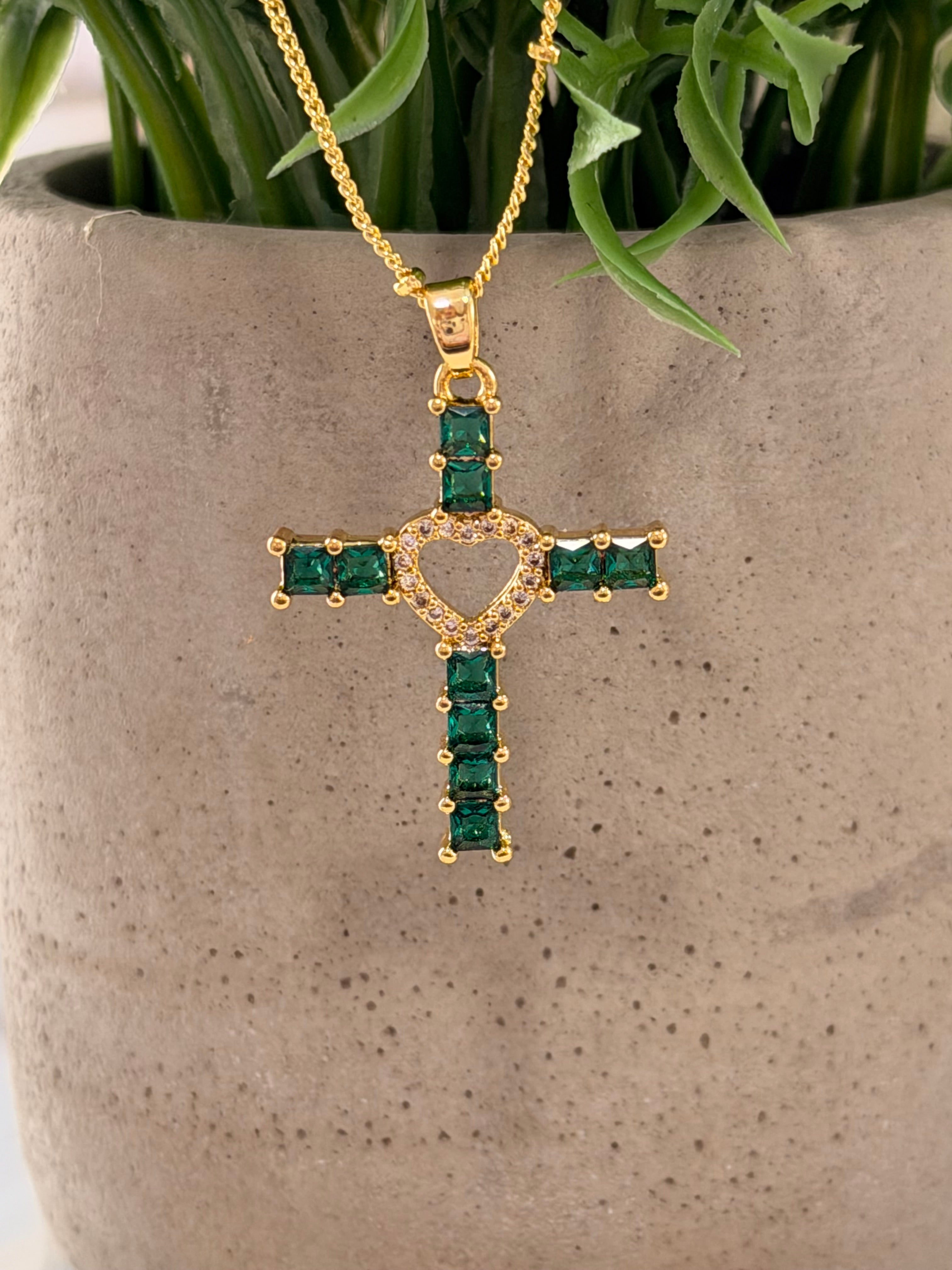 Cadena cruz verde silueta corazón